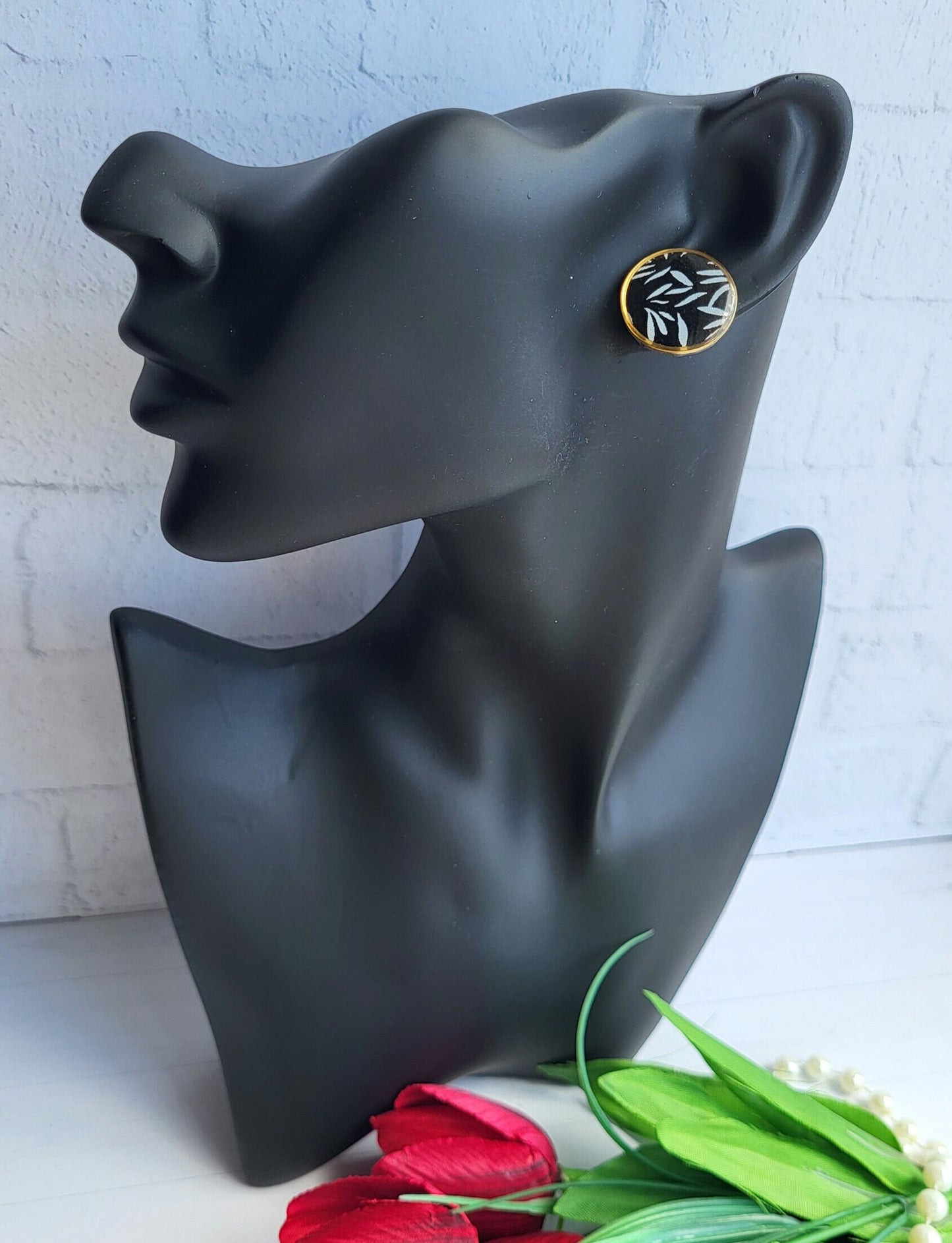 Elegant Round Earrings Featuring Minimalist Leaf Design/Stylish Handmade Earrings with Abstract Leaf Motif