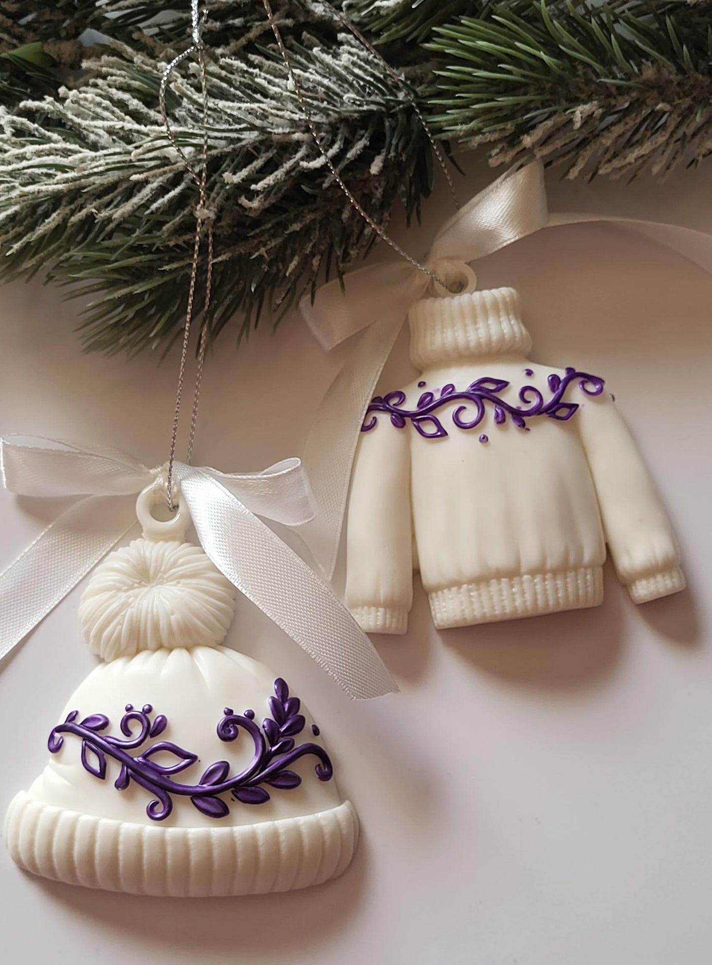 White and Purple Epoxy Resin Ornaments for Festive Holiday Decor/Handcrafted Epoxy Resin Christmas Charms in White and Purple