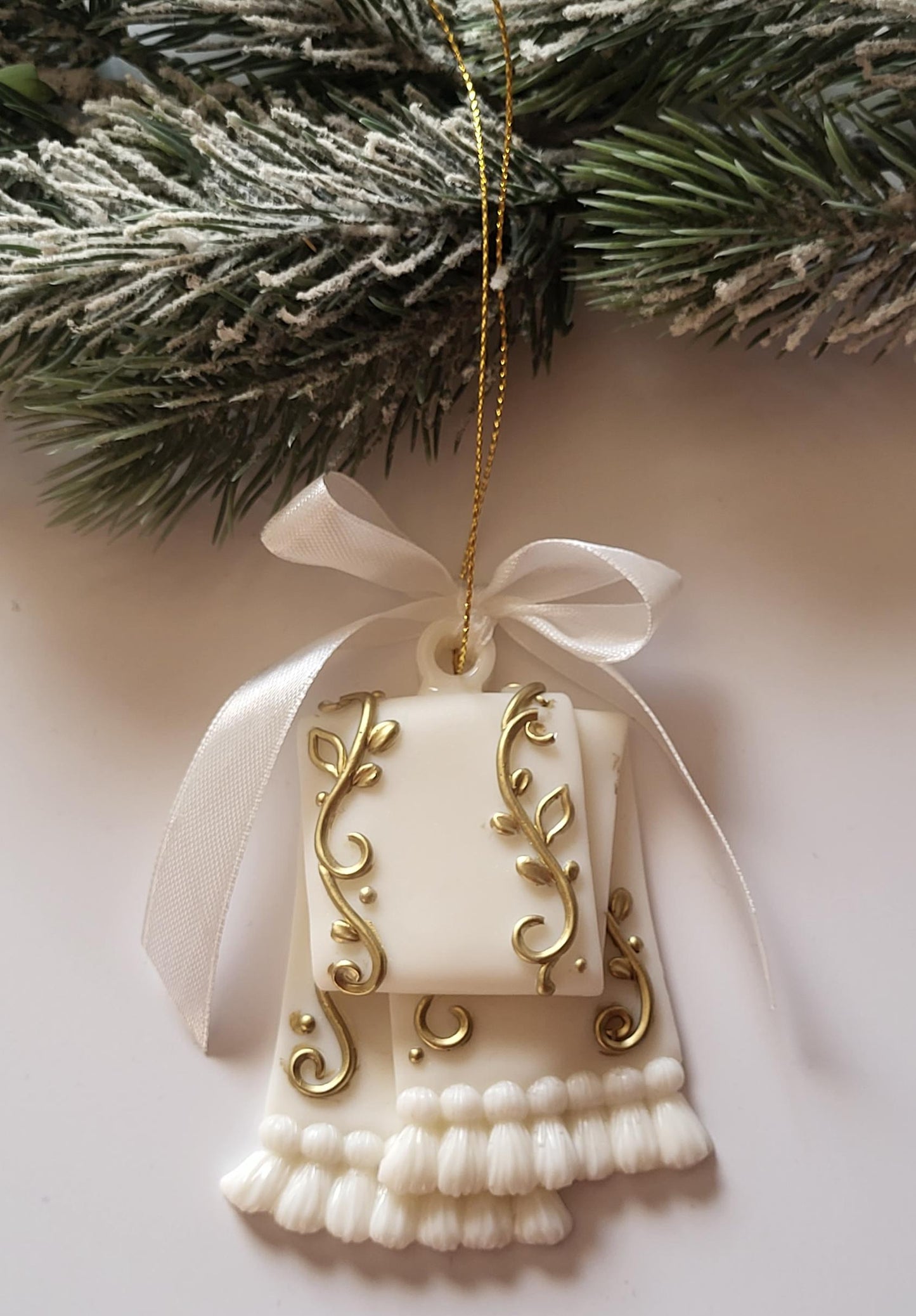 Stylish Epoxy Resin Holiday Decor for a Magical Christmas/Golden Embellished Resin Ornaments for a Sophisticated Christmas