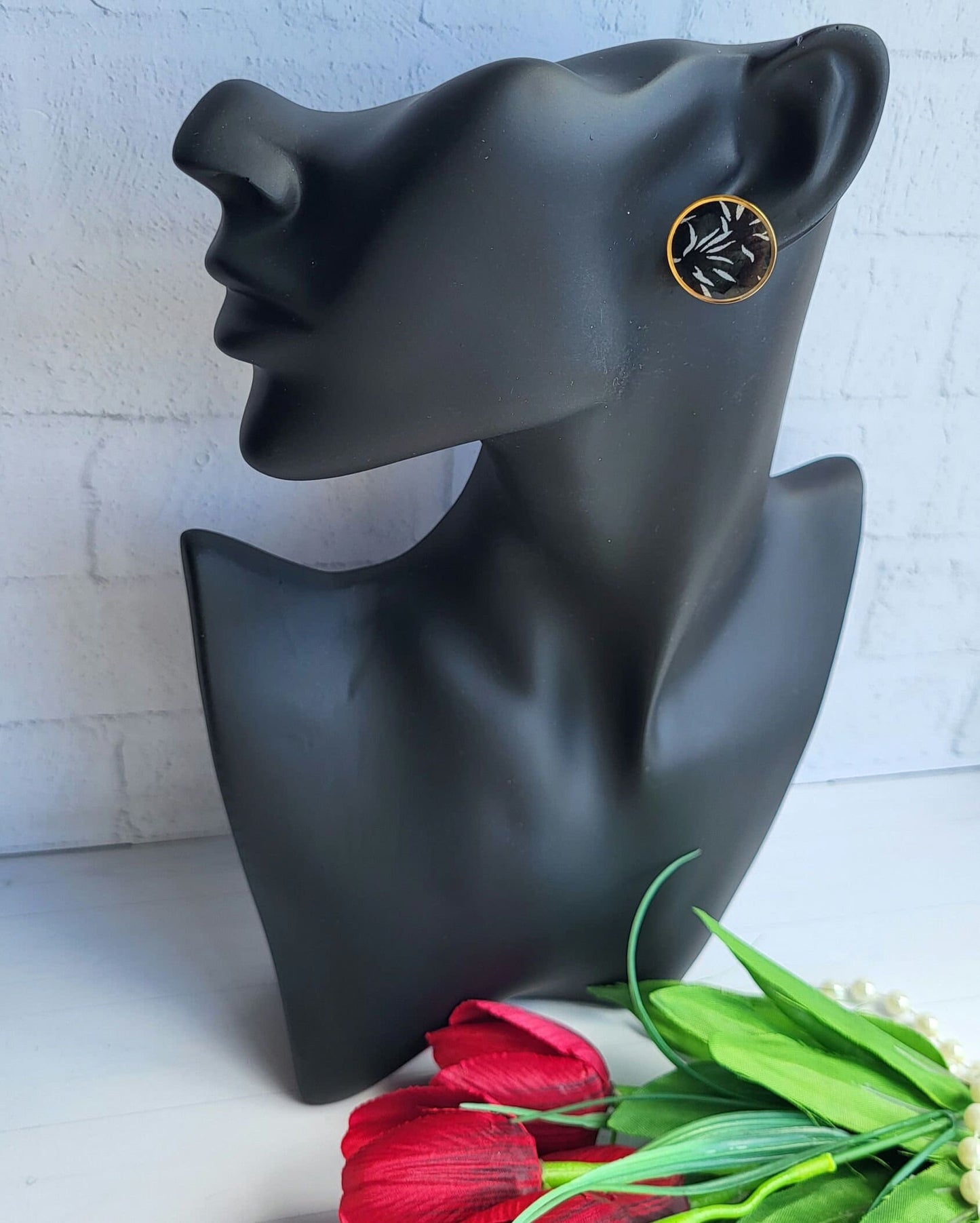 Elegant Round Earrings Featuring Minimalist Leaf Design/Stylish Handmade Earrings with Abstract Leaf Motif