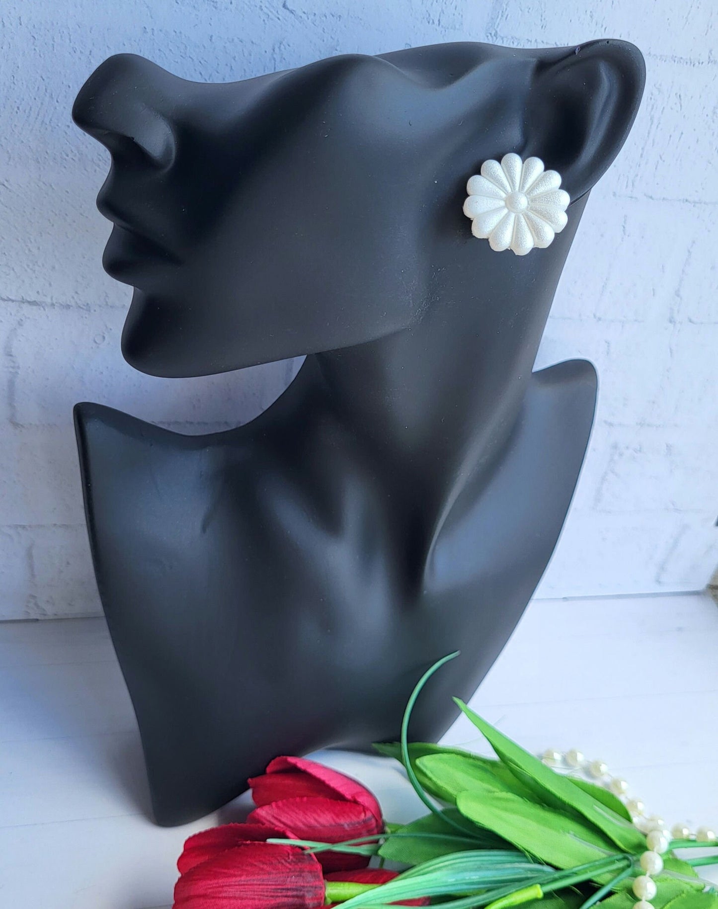 Elegant Daisy-Shaped Earrings with a Pearl Finish/Minimalist Flower Earrings in White Polymer Clay