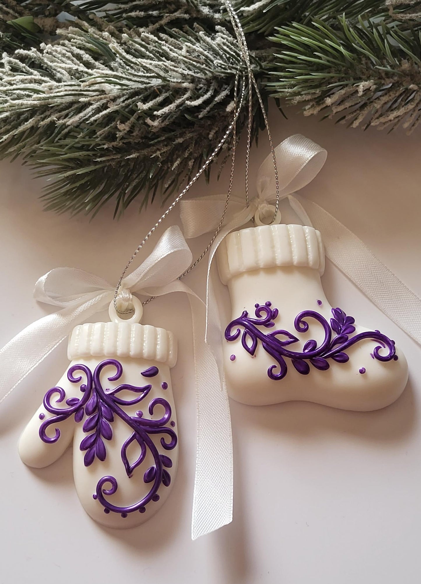 White and Purple Epoxy Resin Ornaments for Festive Holiday Decor/Handcrafted Epoxy Resin Christmas Charms in White and Purple