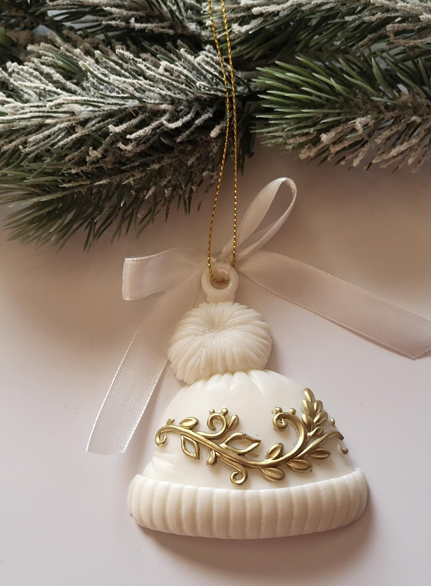 Stylish Epoxy Resin Holiday Decor for a Magical Christmas/Golden Embellished Resin Ornaments for a Sophisticated Christmas