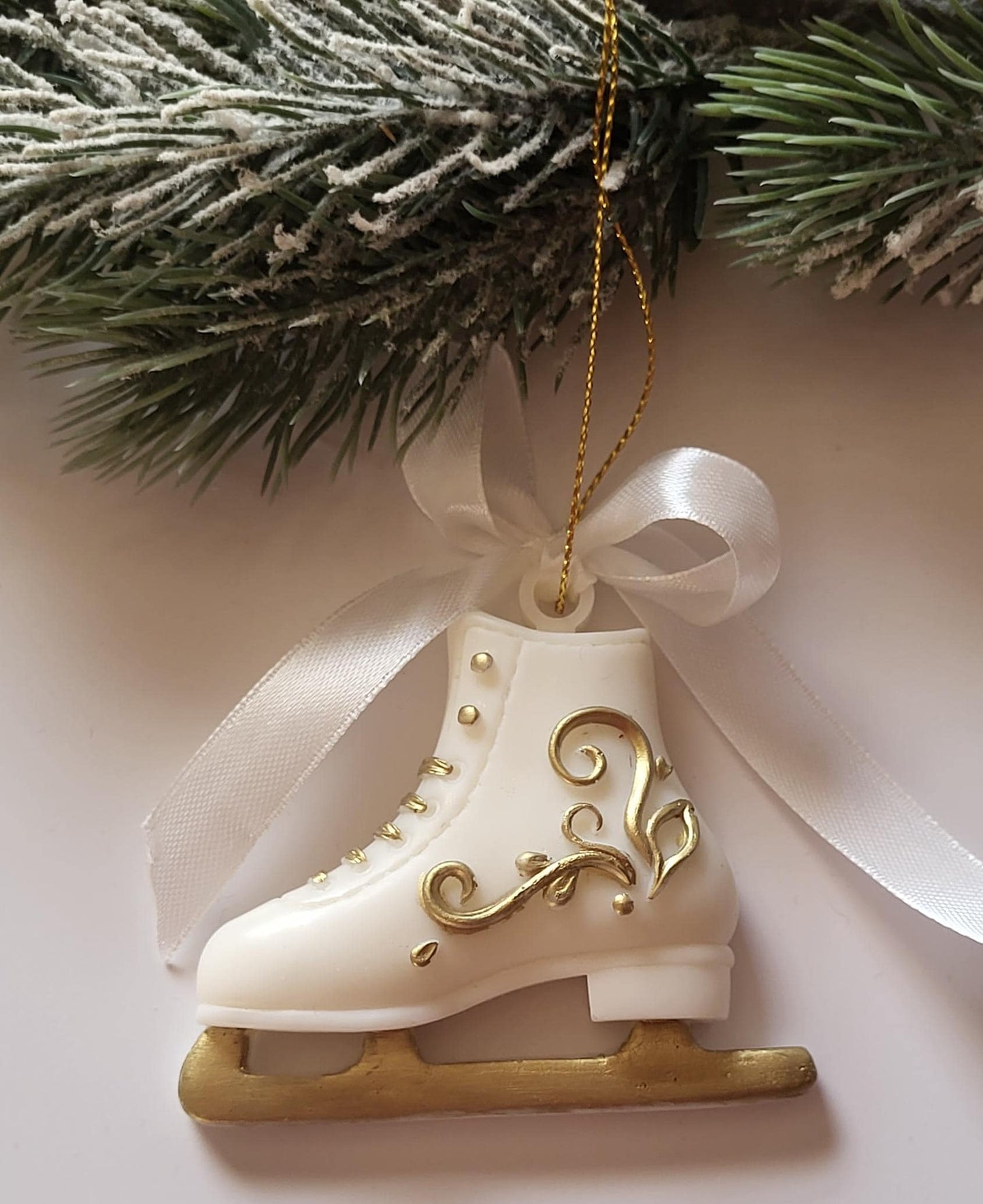 Stylish Epoxy Resin Holiday Decor for a Magical Christmas/Golden Embellished Resin Ornaments for a Sophisticated Christmas