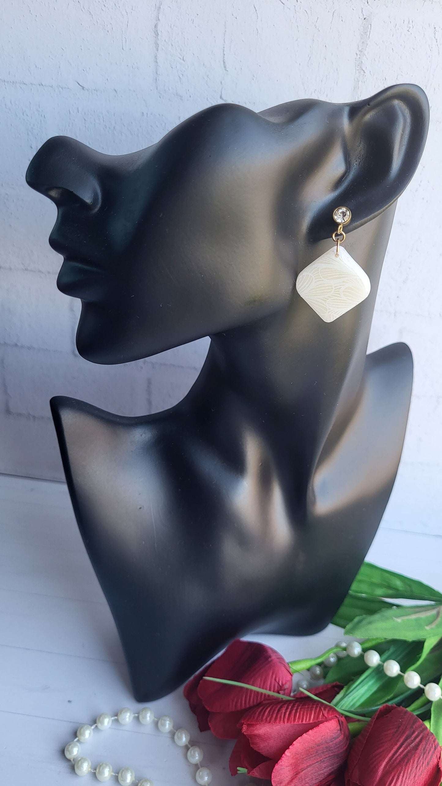 Elegant White Polymer Clay Earrings for Timeless Style/Minimalist White Clay Earrings for Everyday / White Earrings with Delicate Patterns