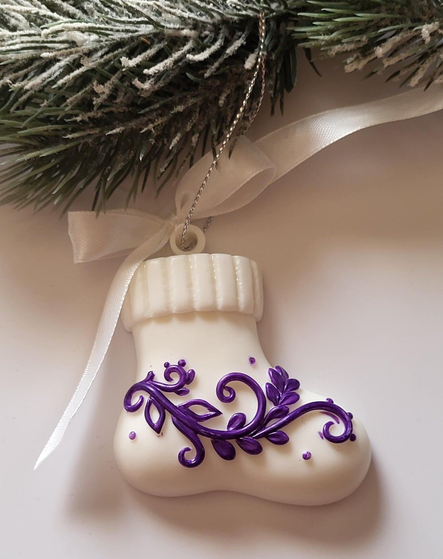 White and Purple Epoxy Resin Ornaments for Festive Holiday Decor/Handcrafted Epoxy Resin Christmas Charms in White and Purple