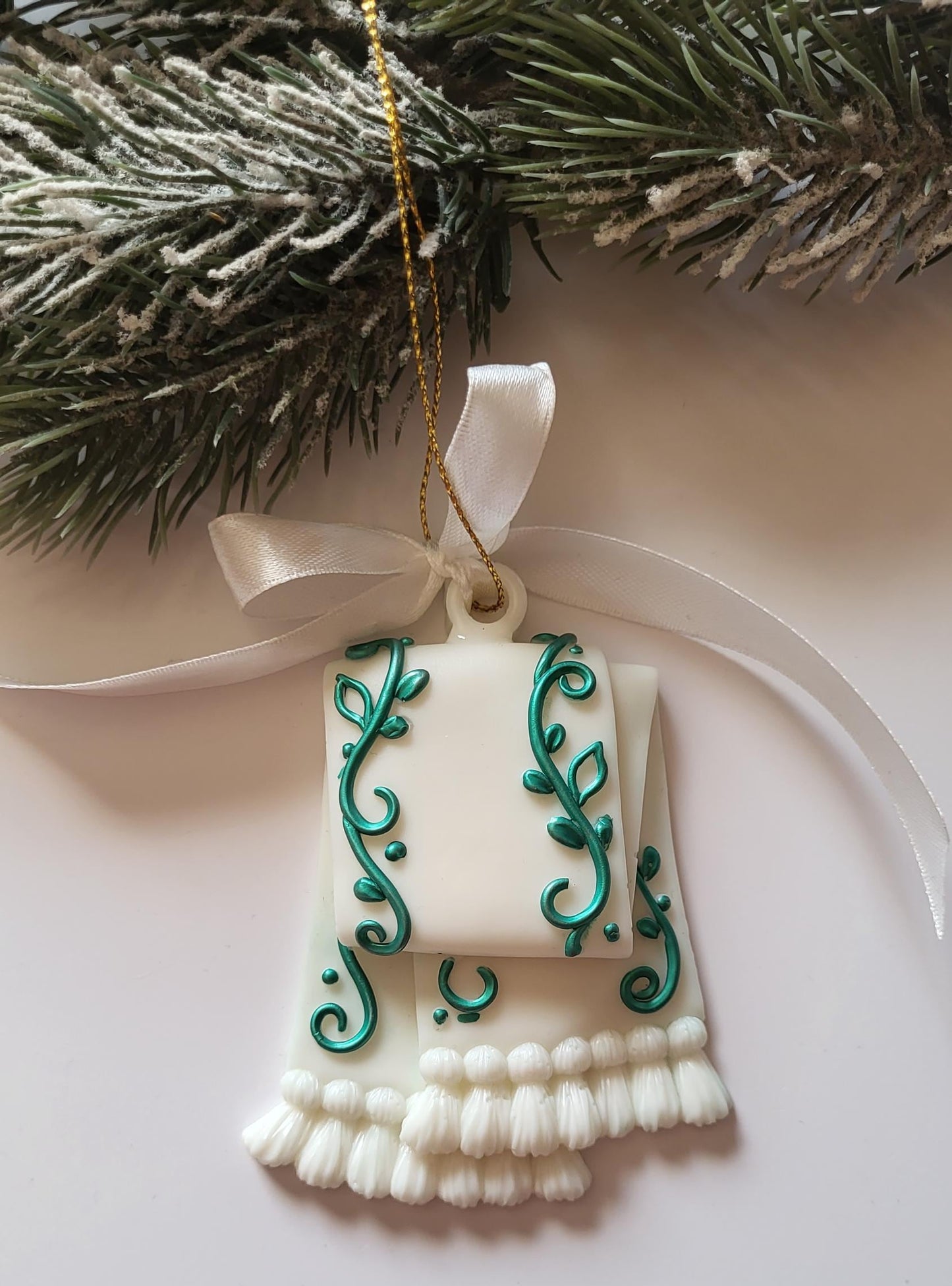 Handmade White and Green Epoxy Resin Christmas Ornaments with Elegant Designs/Unique Green and White Ornaments