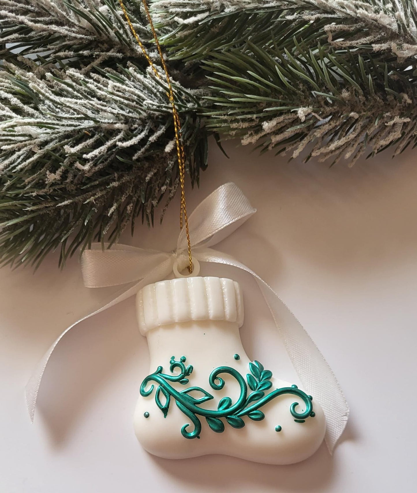 Handmade White and Green Epoxy Resin Christmas Ornaments with Elegant Designs/Unique Green and White Ornaments