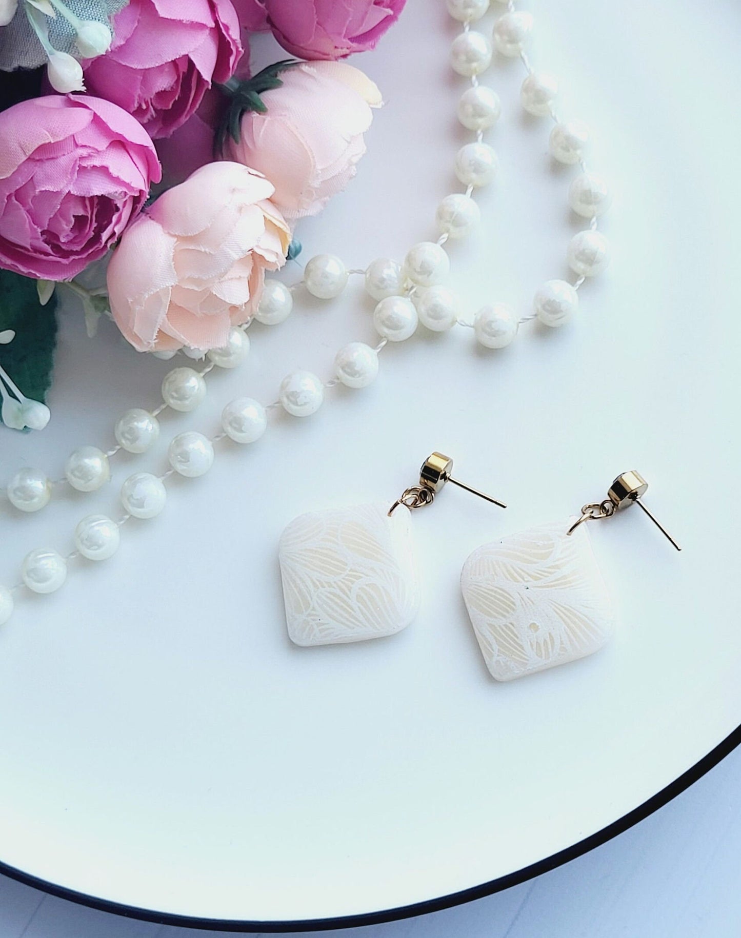 Elegant White Polymer Clay Earrings for Timeless Style/Minimalist White Clay Earrings for Everyday / White Earrings with Delicate Patterns