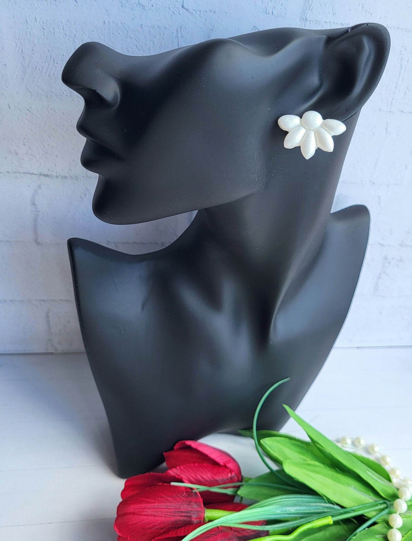 Elegant White Floral Earrings Crafted from Polymer Clay/Handmade White Daisy Polymer Clay Earrings/Trendy White Floral Earrings