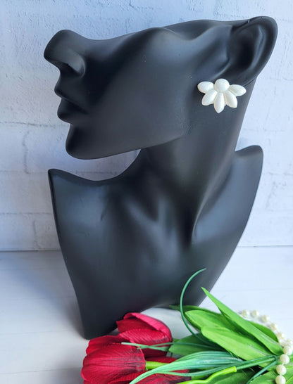 Elegant White Floral Earrings Crafted from Polymer Clay/Handmade White Daisy Polymer Clay Earrings/Trendy White Floral Earrings