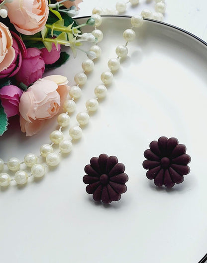 Minimalist Flower-Shaped Earrings in Deep Plum Tone/Handmade Dark Floral Polymer Clay Stud Earrings/Lightweight Floral Studs