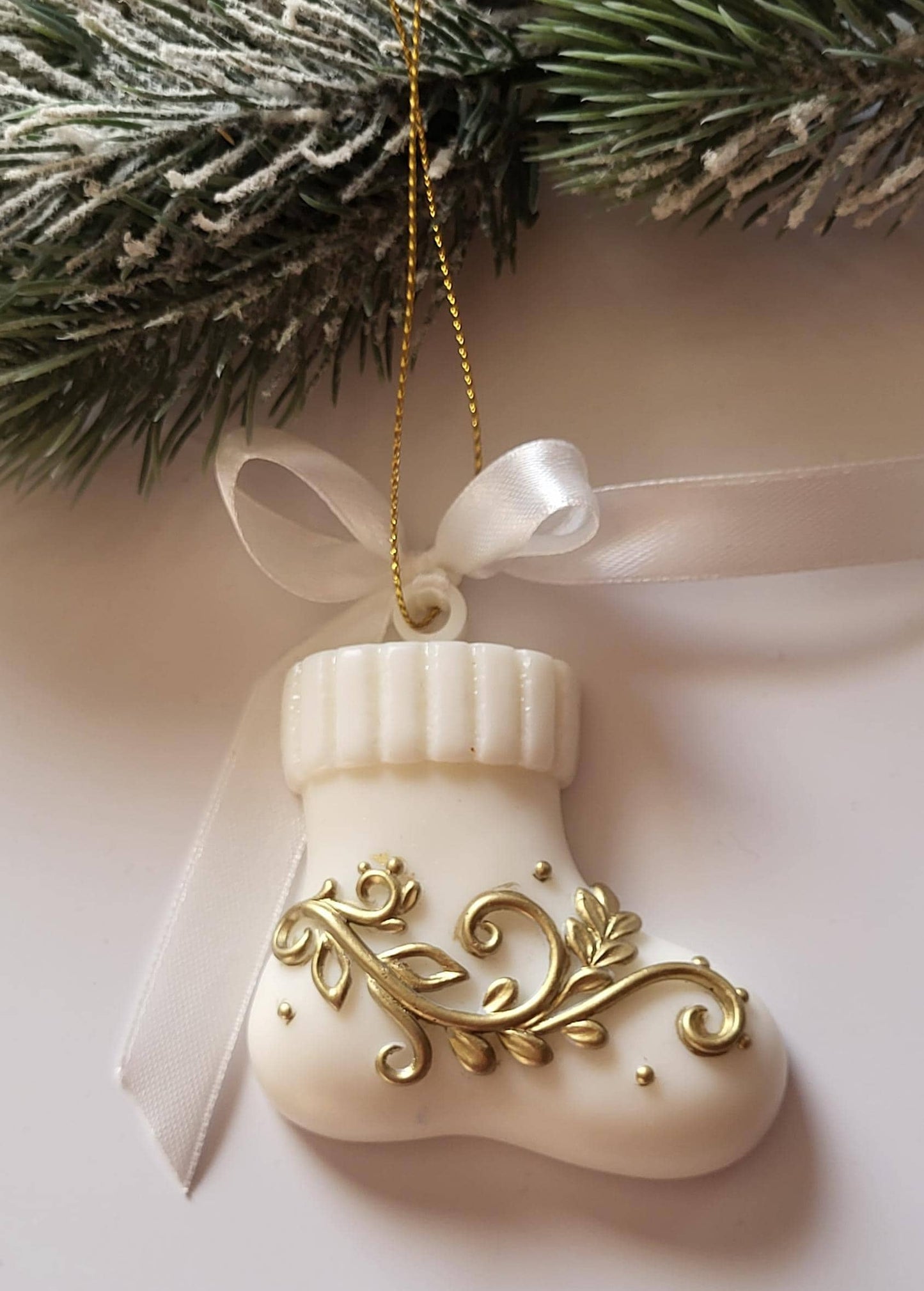 Stylish Epoxy Resin Holiday Decor for a Magical Christmas/Golden Embellished Resin Ornaments for a Sophisticated Christmas