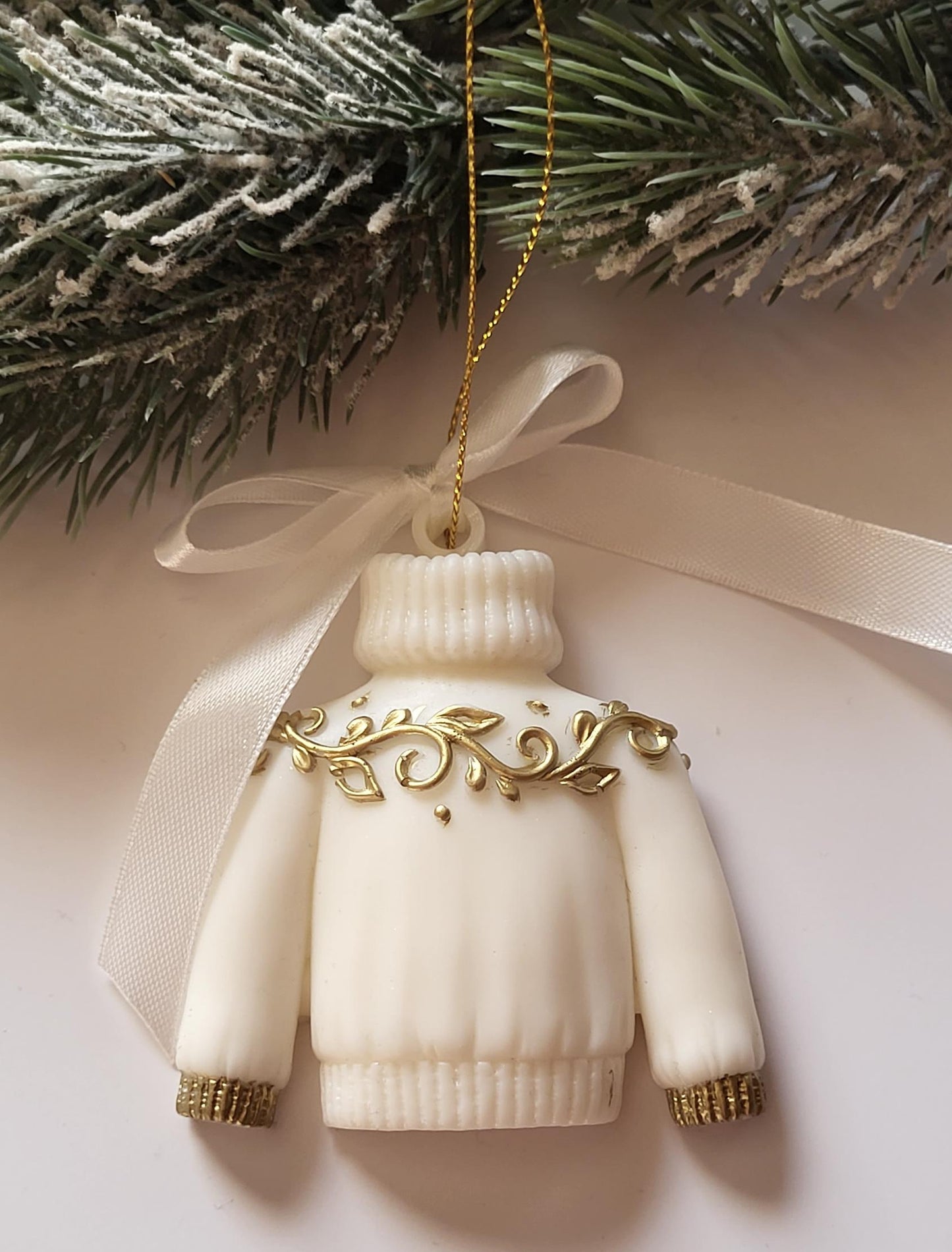 Stylish Epoxy Resin Holiday Decor for a Magical Christmas/Golden Embellished Resin Ornaments for a Sophisticated Christmas