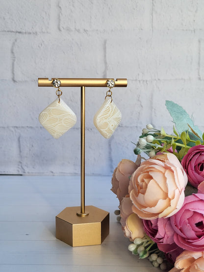Elegant White Polymer Clay Earrings for Timeless Style/Minimalist White Clay Earrings for Everyday / White Earrings with Delicate Patterns