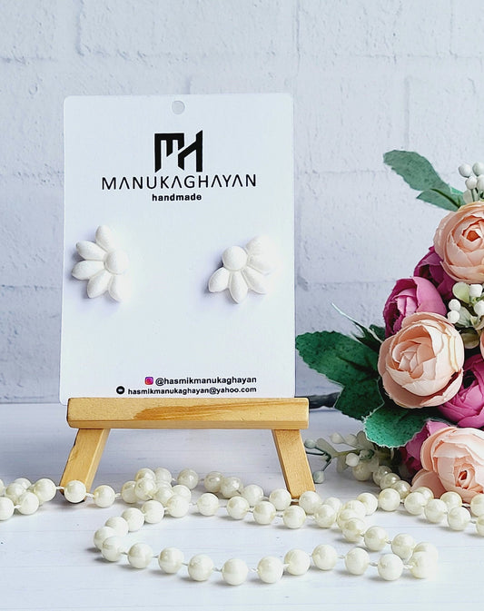 Elegant White Floral Earrings Crafted from Polymer Clay/Handmade White Daisy Polymer Clay Earrings/Trendy White Floral Earrings