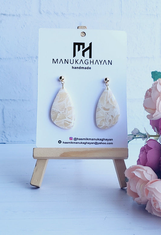 Teardrop Polymer Clay Earrings with Marble Texture/Minimalist Marble-Effect Clay Earrings/Neutral Toned Teardrop Earrings with Subtle Swirls