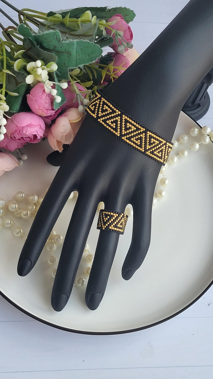 Elegant Handmade Beaded Jewelry Set with Triangle Patterns/Modern Geometric Beaded Jewelry Set in Black and Gold