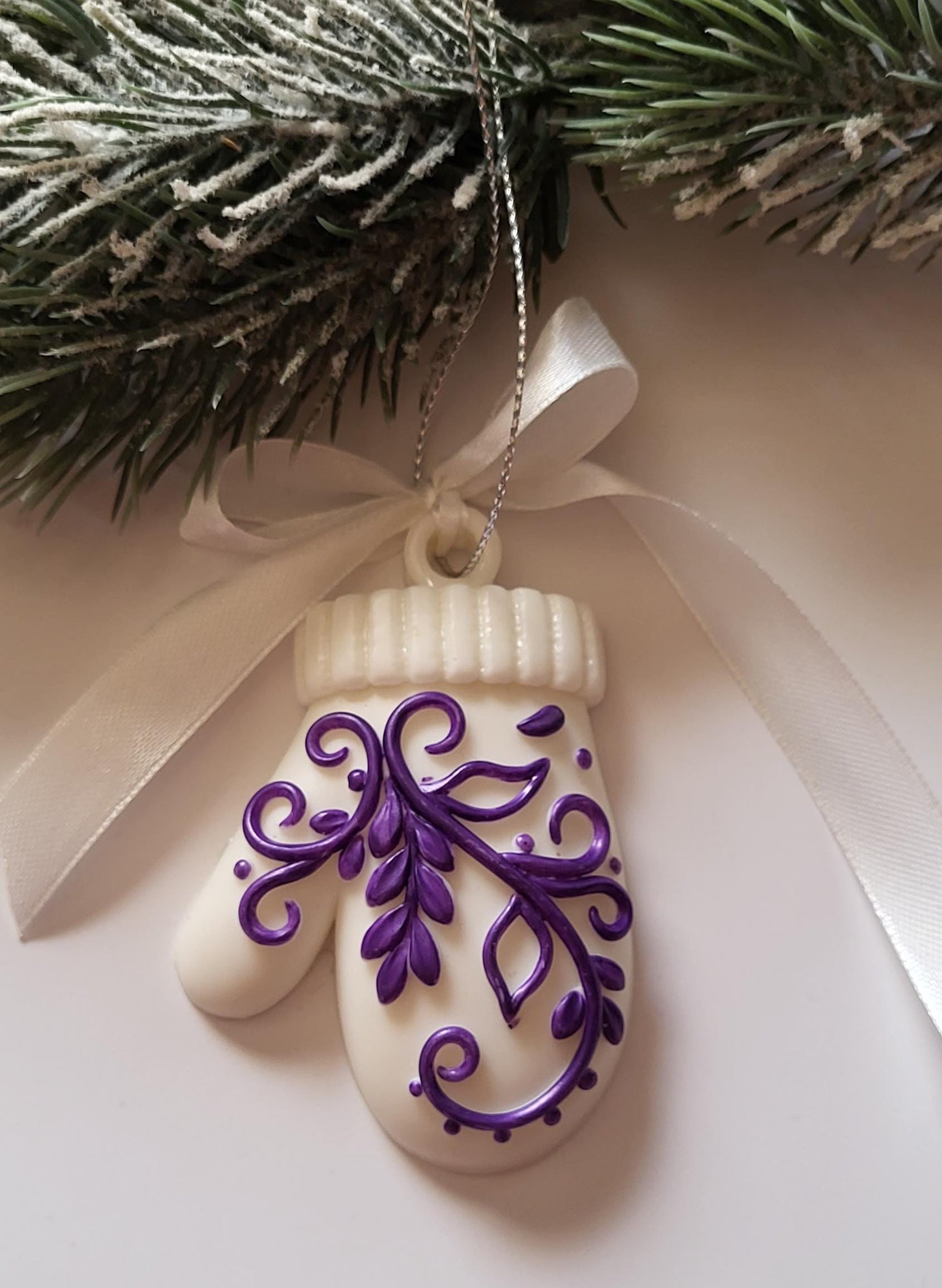 White and Purple Epoxy Resin Ornaments for Festive Holiday Decor/Handcrafted Epoxy Resin Christmas Charms in White and Purple