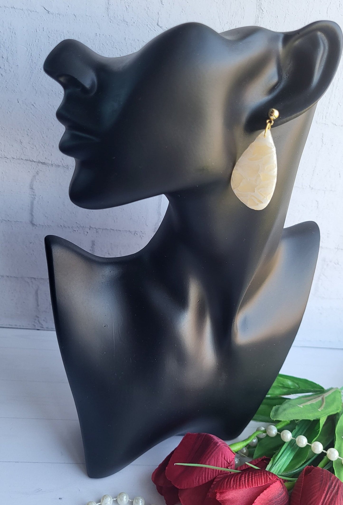 Teardrop Polymer Clay Earrings with Marble Texture/Minimalist Marble-Effect Clay Earrings/Neutral Toned Teardrop Earrings with Subtle Swirls