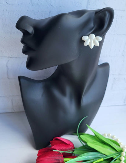 Elegant White Floral Earrings Crafted from Polymer Clay/Handmade White Daisy Polymer Clay Earrings/Trendy White Floral Earrings