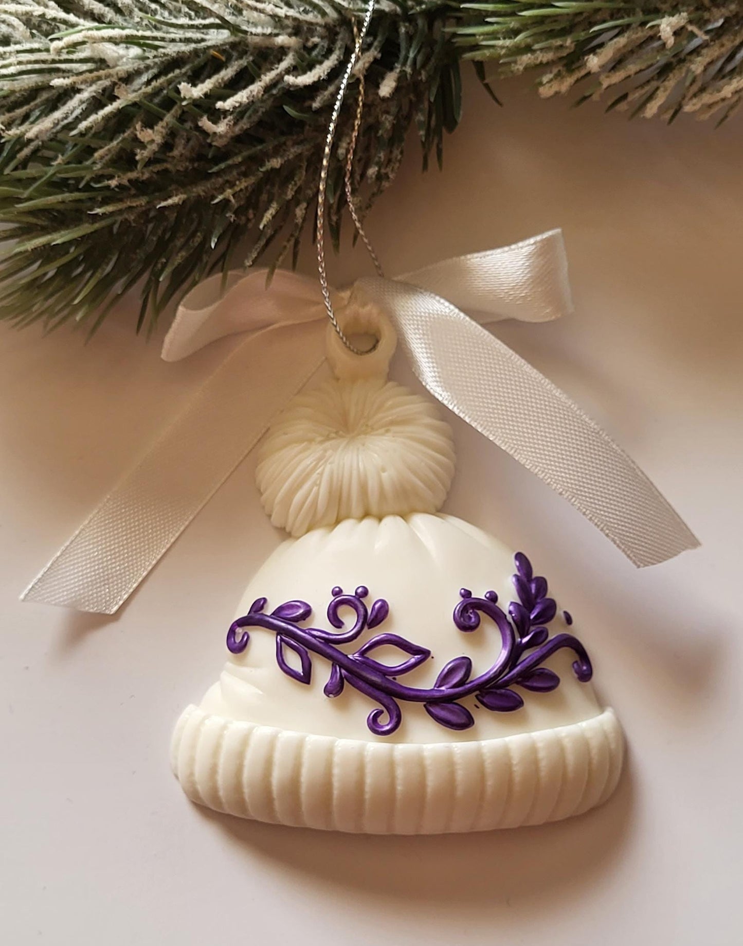 White and Purple Epoxy Resin Ornaments for Festive Holiday Decor/Handcrafted Epoxy Resin Christmas Charms in White and Purple