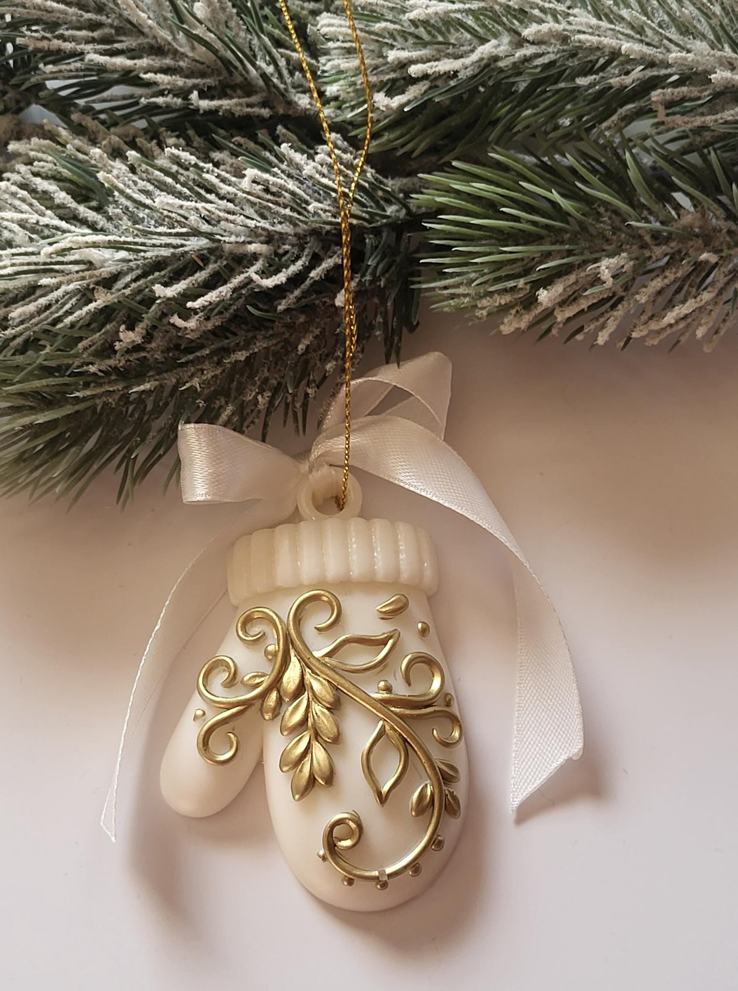 Stylish Epoxy Resin Holiday Decor for a Magical Christmas/Golden Embellished Resin Ornaments for a Sophisticated Christmas