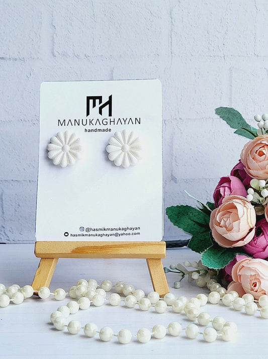 Elegant Daisy-Shaped Earrings with a Pearl Finish/Minimalist Flower Earrings in White Polymer Clay