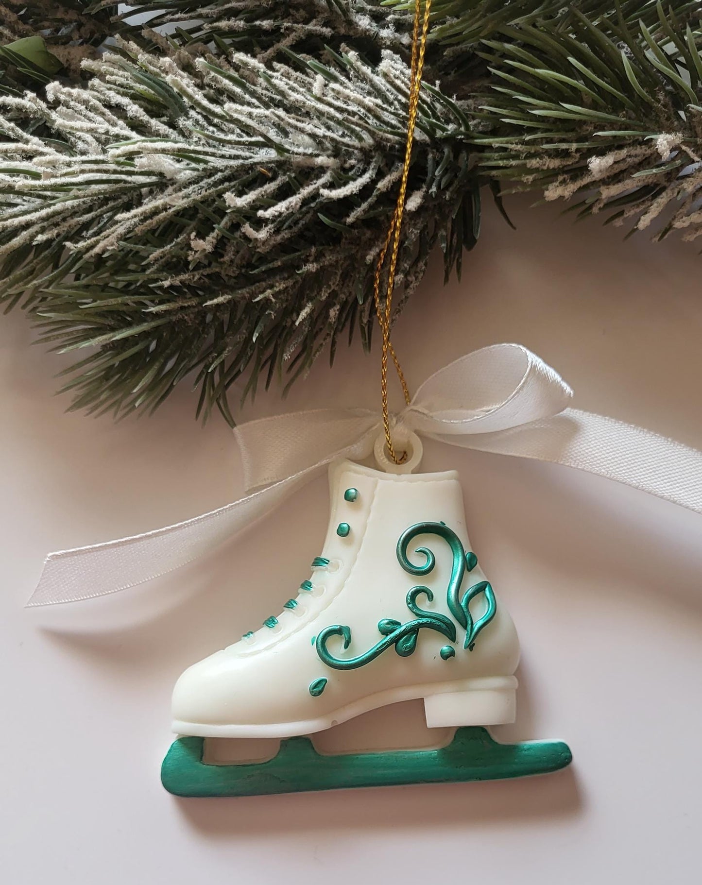Handmade White and Green Epoxy Resin Christmas Ornaments with Elegant Designs/Unique Green and White Ornaments