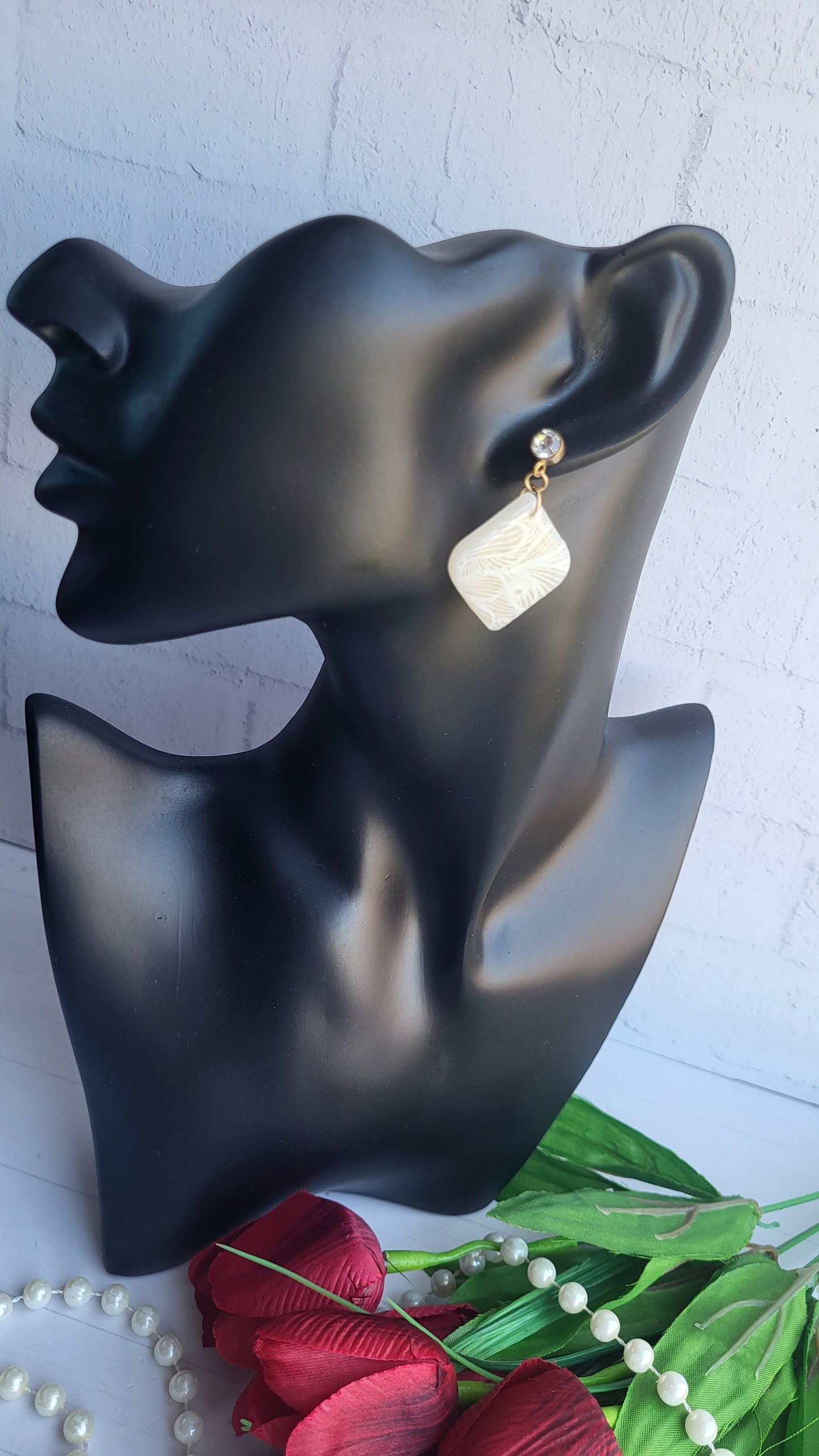 Elegant White Polymer Clay Earrings for Timeless Style/Minimalist White Clay Earrings for Everyday / White Earrings with Delicate Patterns