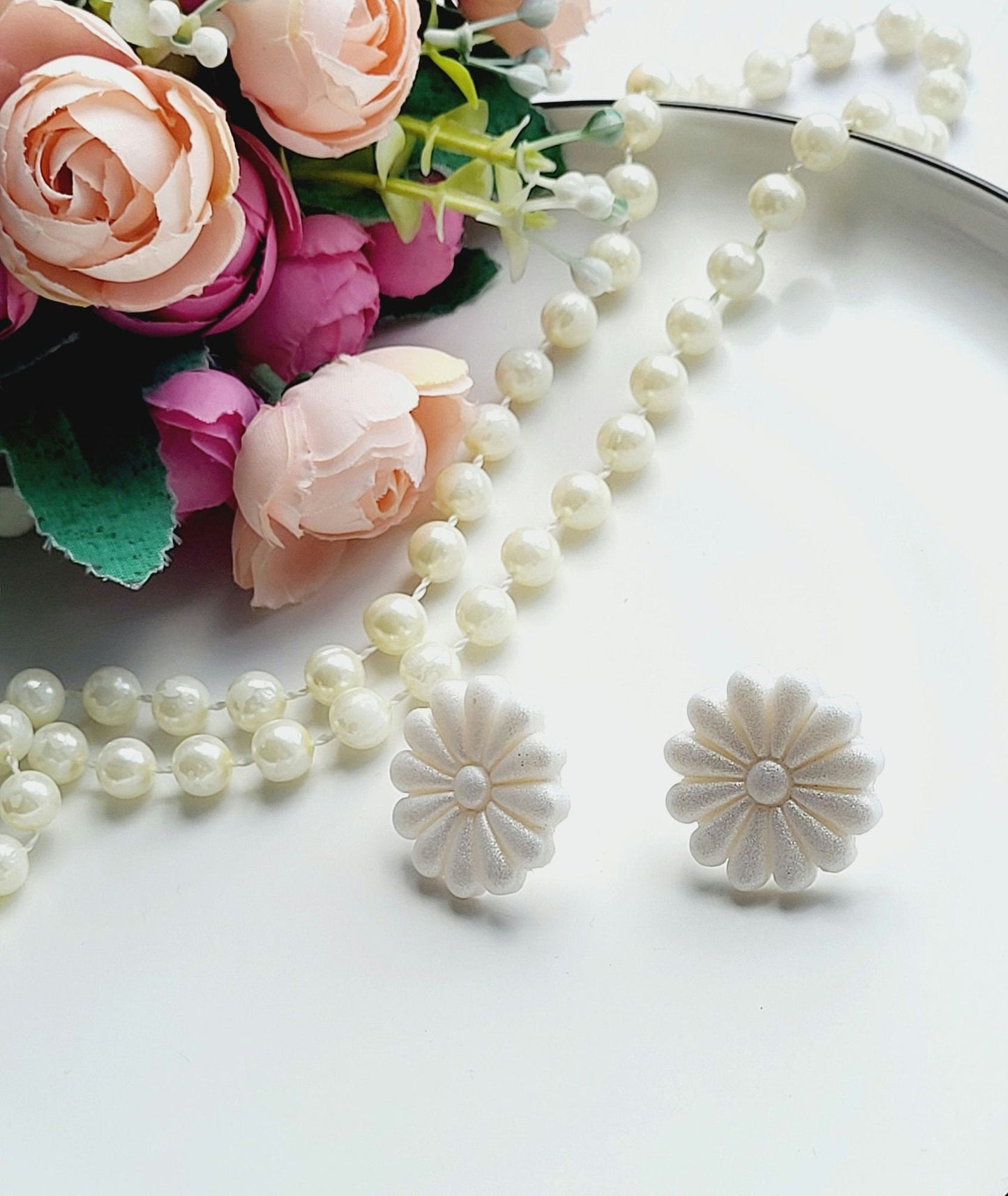 Elegant Daisy-Shaped Earrings with a Pearl Finish/Minimalist Flower Earrings in White Polymer Clay