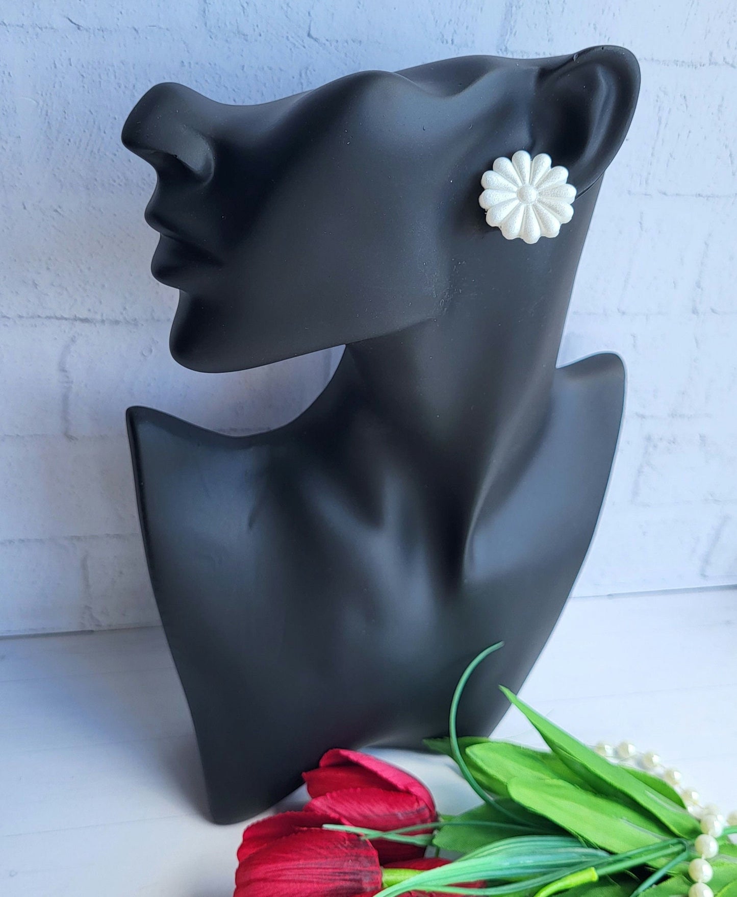 Elegant Daisy-Shaped Earrings with a Pearl Finish/Minimalist Flower Earrings in White Polymer Clay