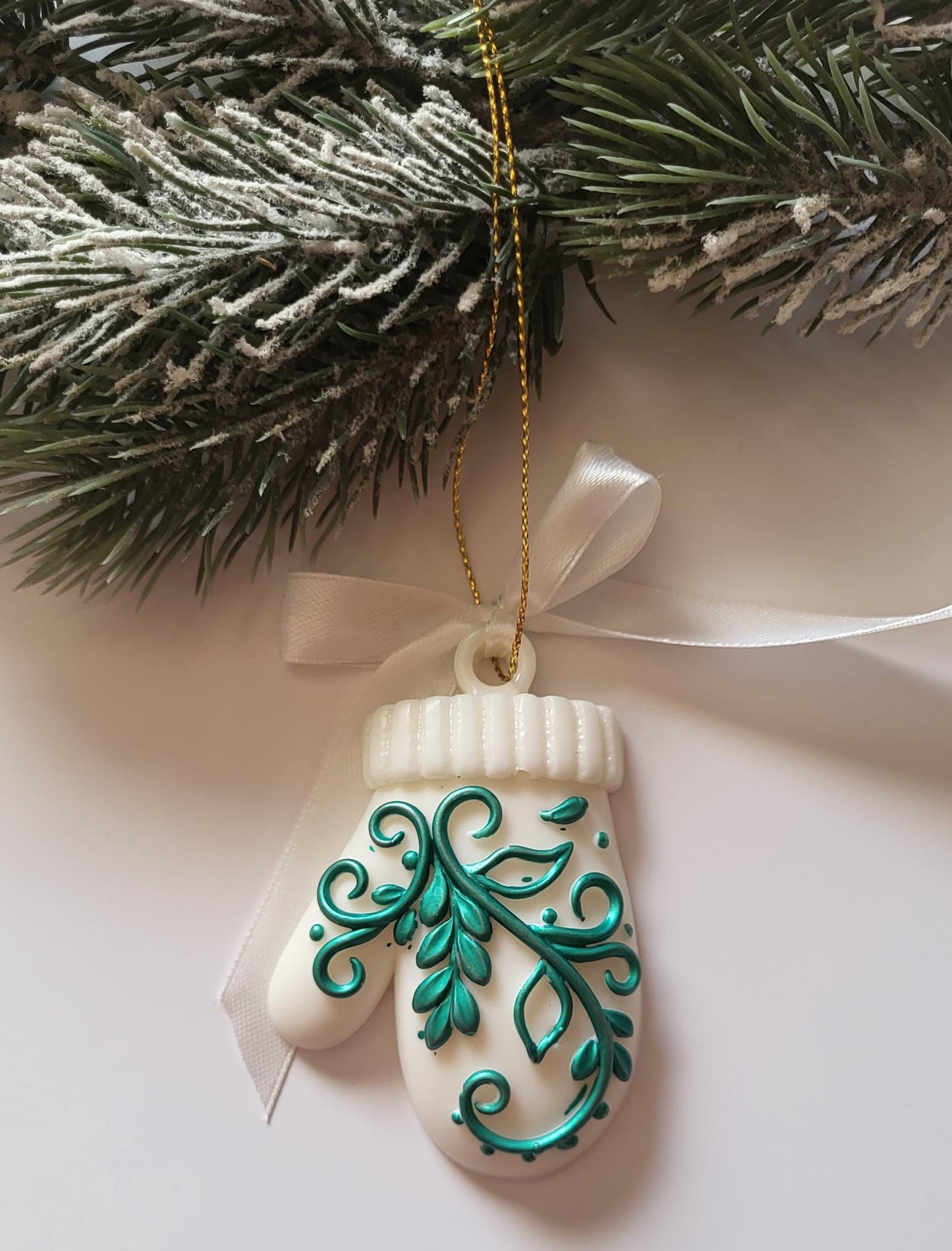 Handmade White and Green Epoxy Resin Christmas Ornaments with Elegant Designs/Unique Green and White Ornaments