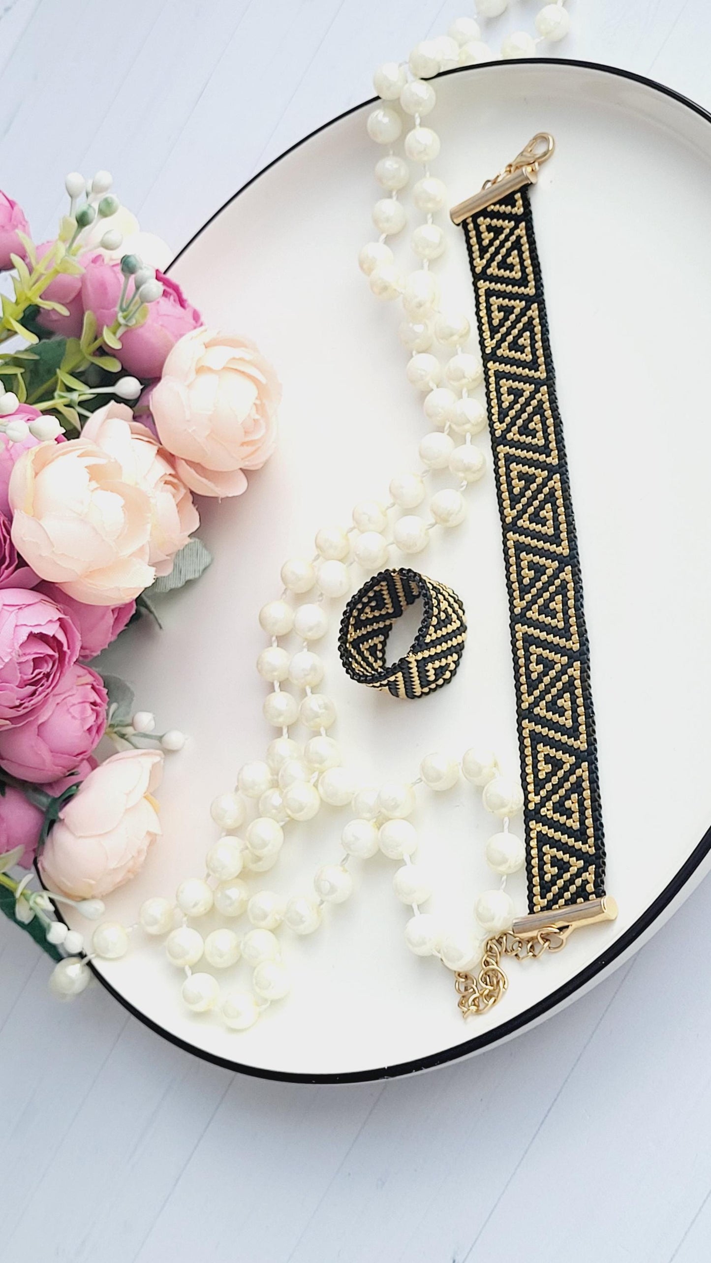 Elegant Handmade Beaded Jewelry Set with Triangle Patterns/Modern Geometric Beaded Jewelry Set in Black and Gold