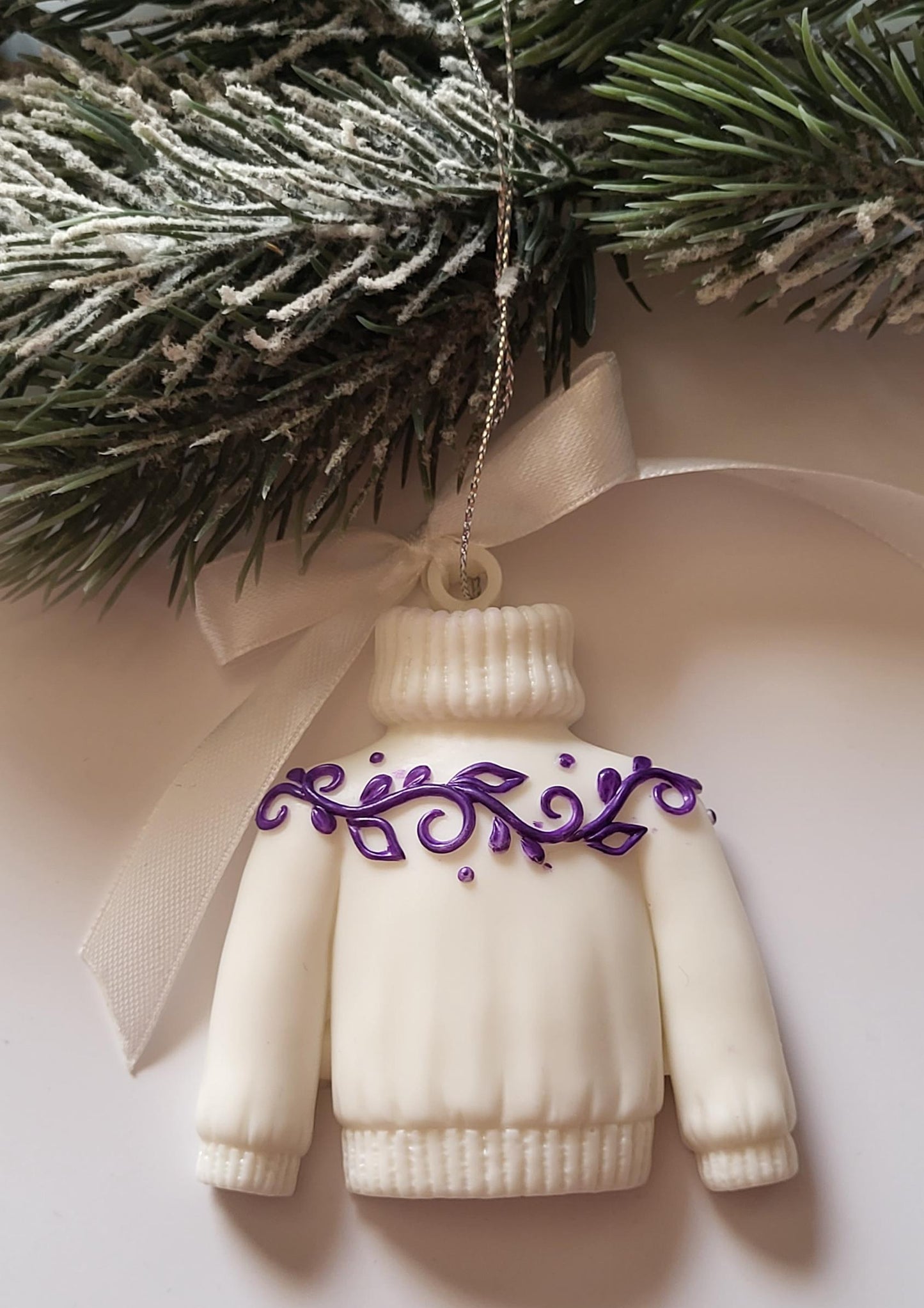 White and Purple Epoxy Resin Ornaments for Festive Holiday Decor/Handcrafted Epoxy Resin Christmas Charms in White and Purple