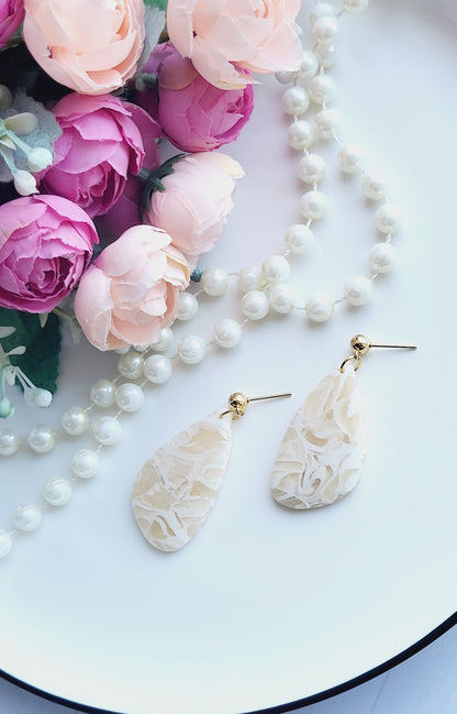 Teardrop Polymer Clay Earrings with Marble Texture/Minimalist Marble-Effect Clay Earrings/Neutral Toned Teardrop Earrings with Subtle Swirls