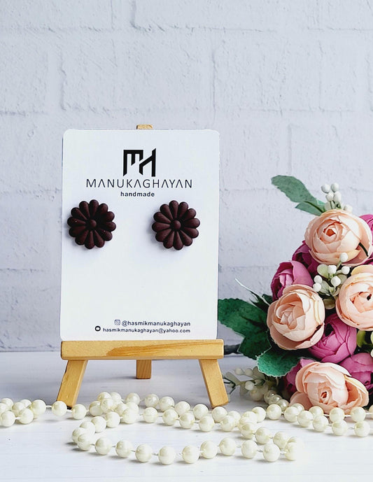 Minimalist Flower-Shaped Earrings in Deep Plum Tone/Handmade Dark Floral Polymer Clay Stud Earrings/Lightweight Floral Studs