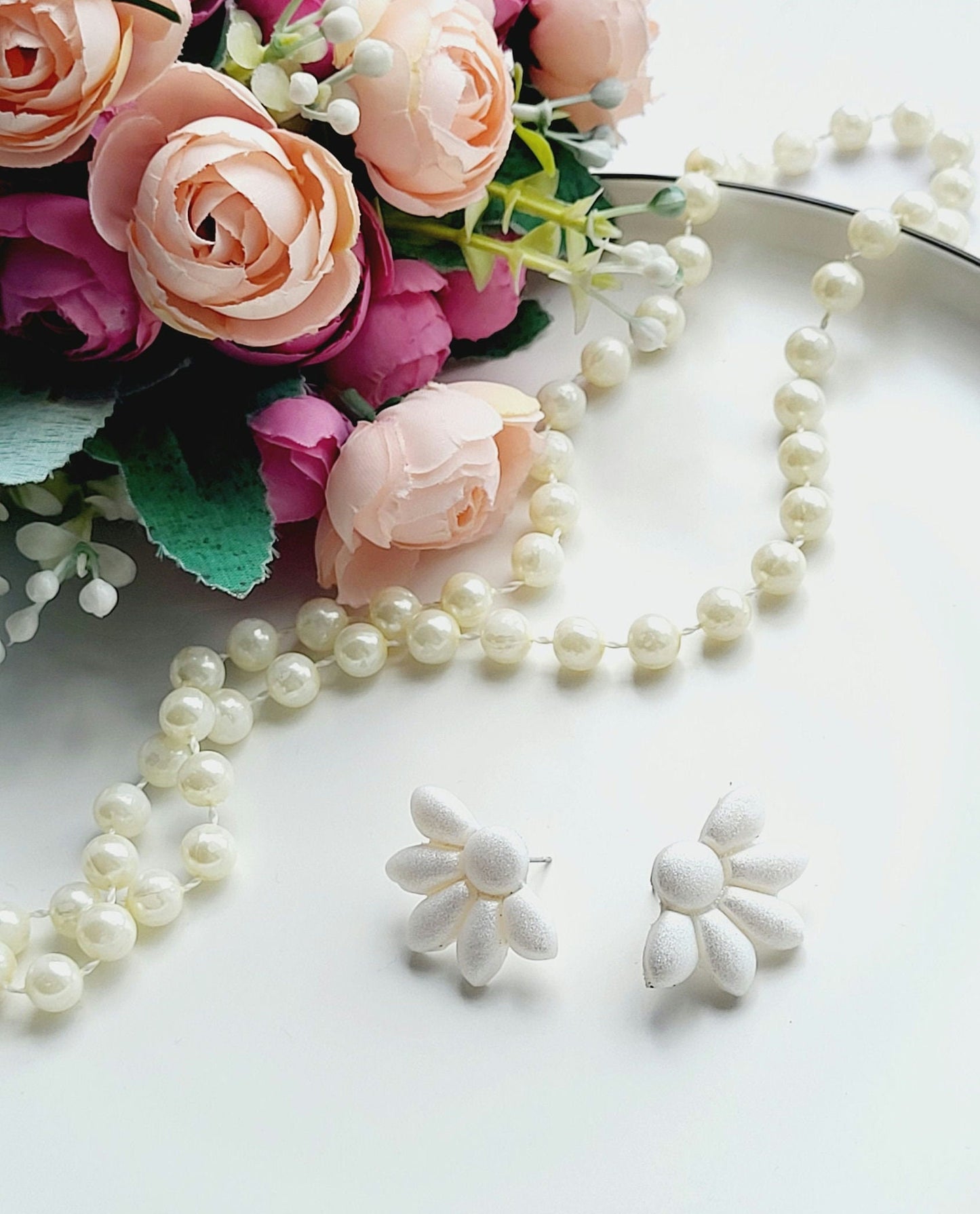 Elegant White Floral Earrings Crafted from Polymer Clay/Handmade White Daisy Polymer Clay Earrings/Trendy White Floral Earrings