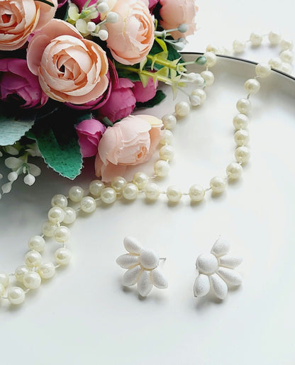 Elegant White Floral Earrings Crafted from Polymer Clay/Handmade White Daisy Polymer Clay Earrings/Trendy White Floral Earrings