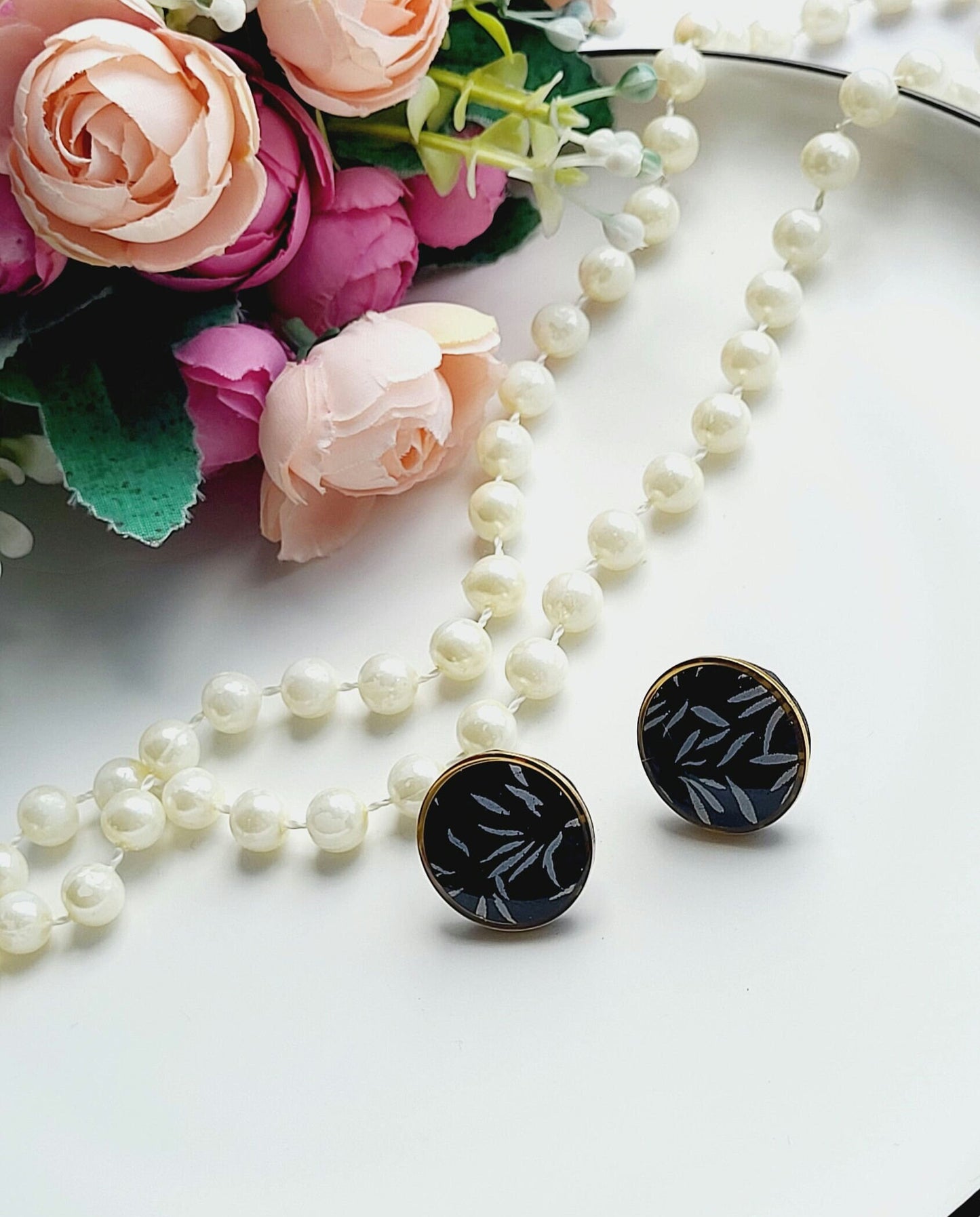 Elegant Round Earrings Featuring Minimalist Leaf Design/Stylish Handmade Earrings with Abstract Leaf Motif