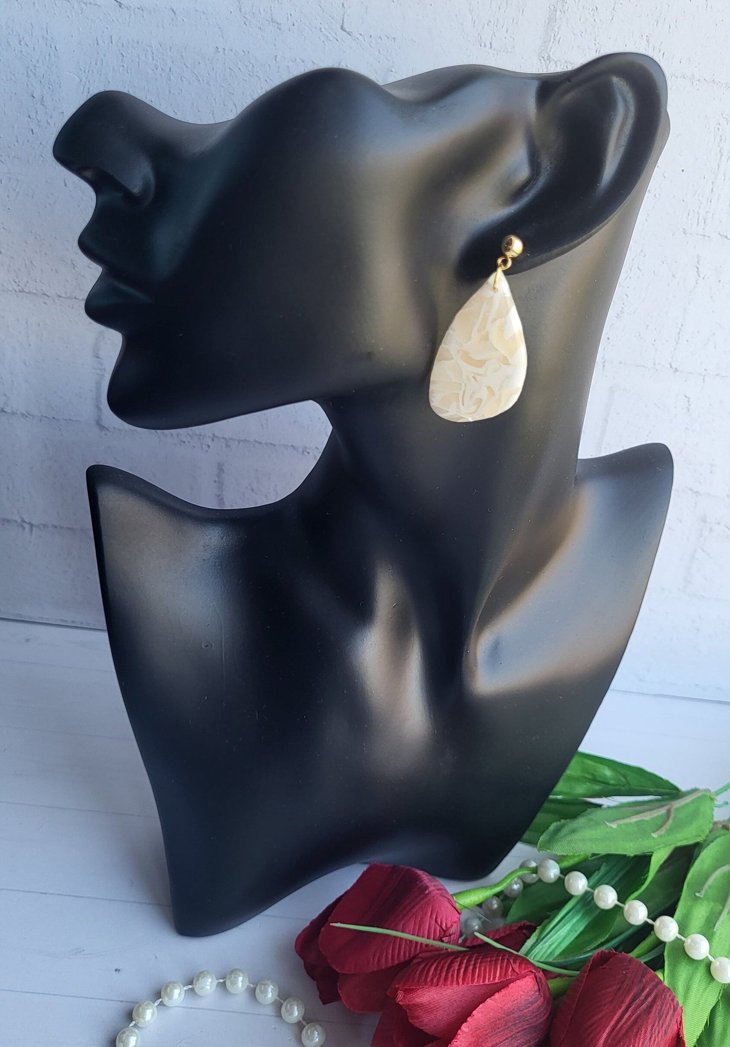 Teardrop Polymer Clay Earrings with Marble Texture/Minimalist Marble-Effect Clay Earrings/Neutral Toned Teardrop Earrings with Subtle Swirls